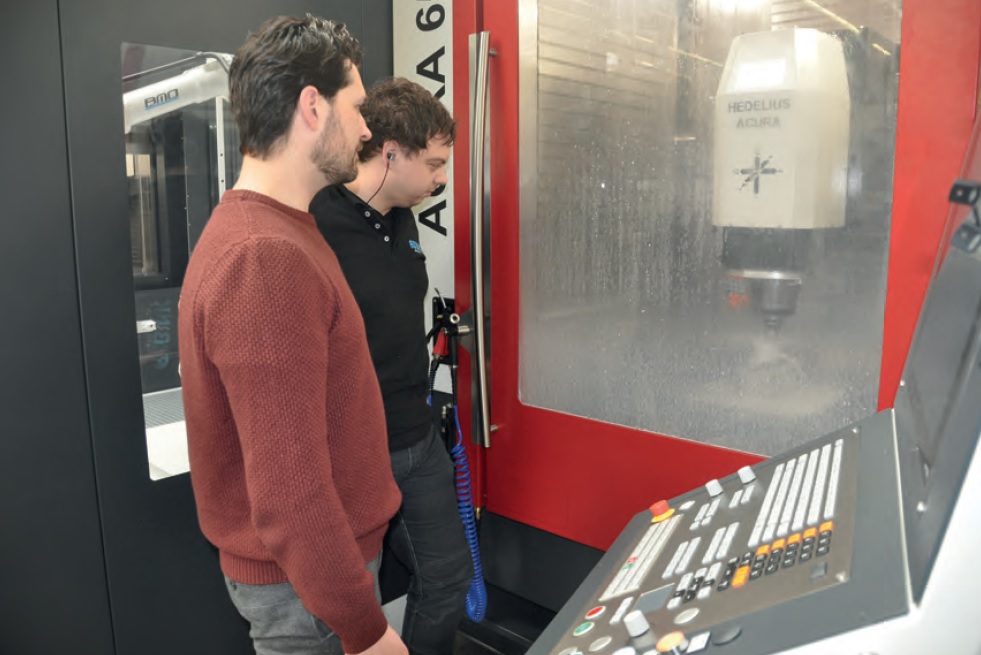 Bedrijfsleider Joy Fiechter (voorgrond) met CNC-frezer/programmeur Roland, een van de drie medewerkers die met de combinatie werkt.