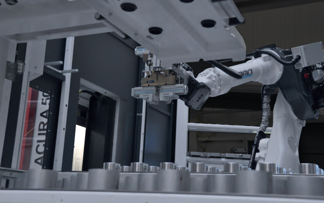 BMOrobotcel bedient twee Hedelius CNC machines met één arm